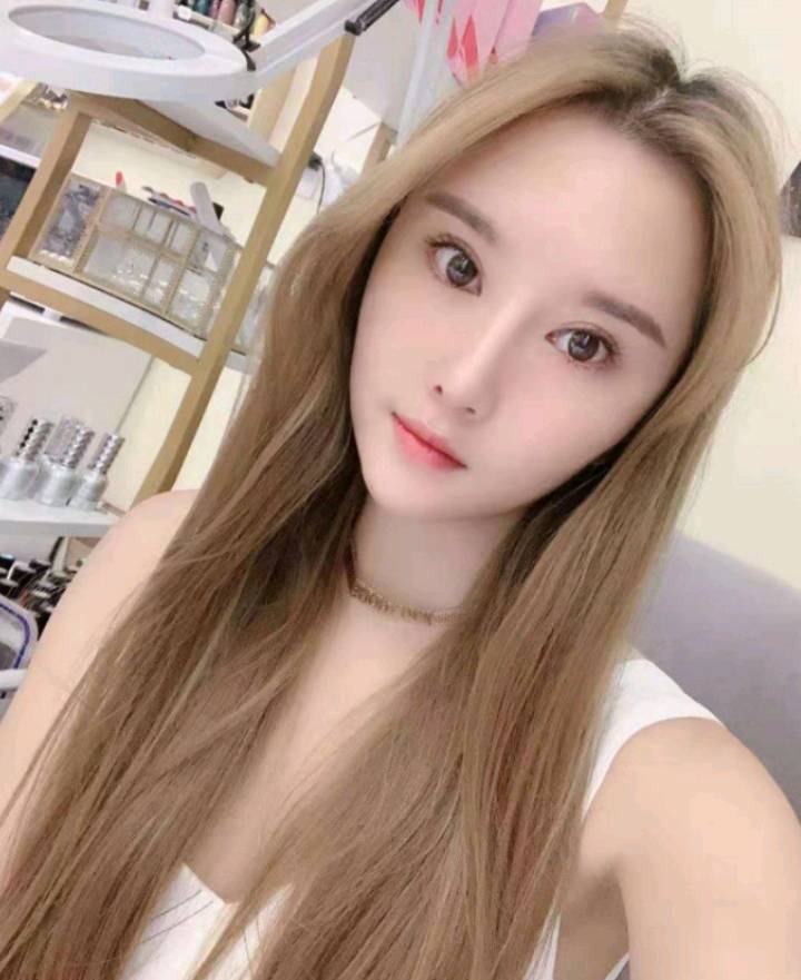 春 路漂亮的小姐姐