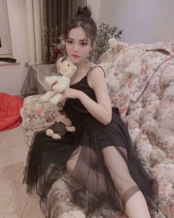 奶子够大，个子中等，一看就是Sao货一枚