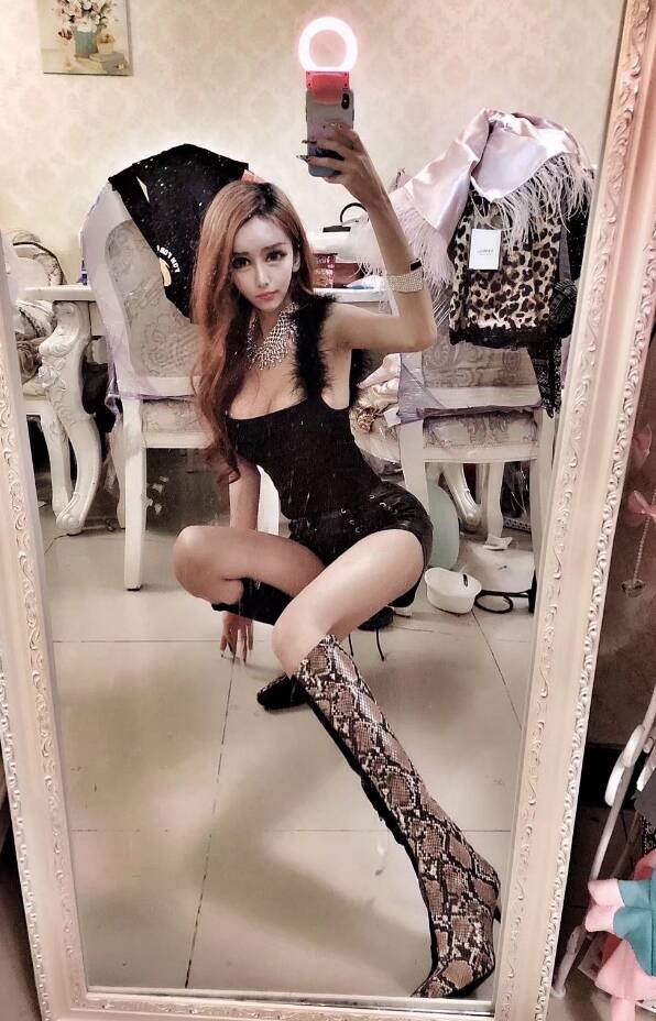 兼职学妹寻求刺激，年轻性感欲火正旺，完美伴侣很惊艳