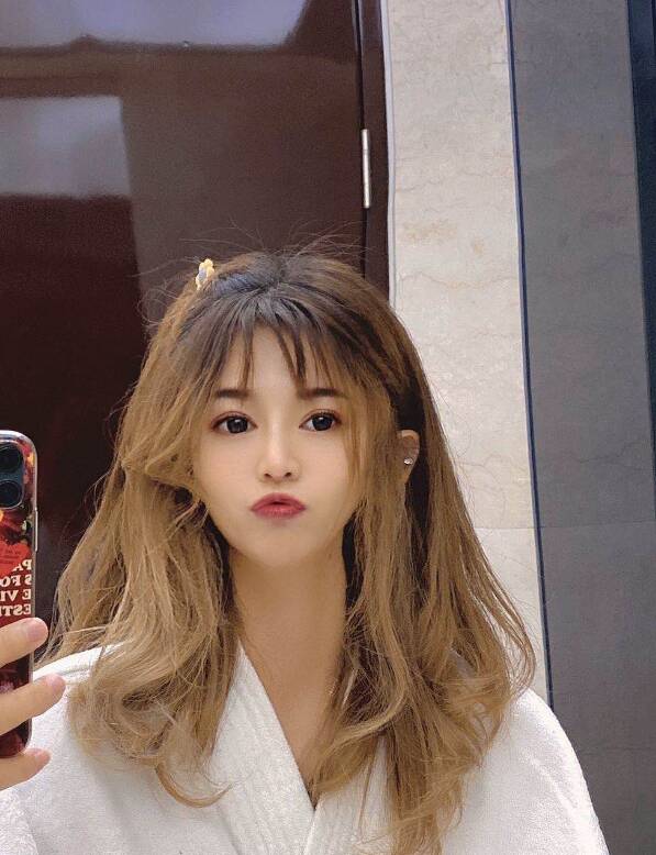 白瘦幼小萝莉，人小胸不小