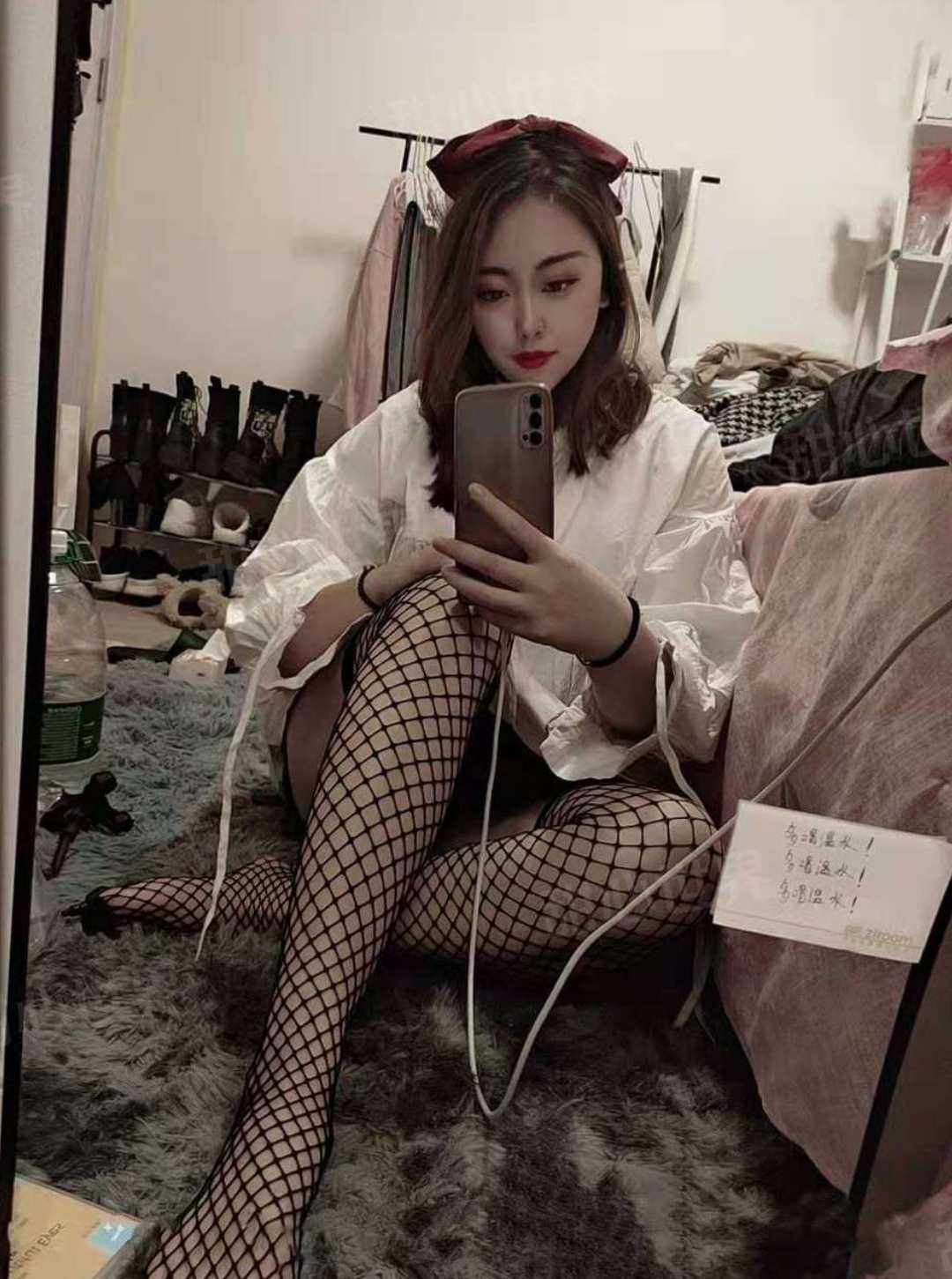 朋友分享的一个不错的妹子，人美b肥