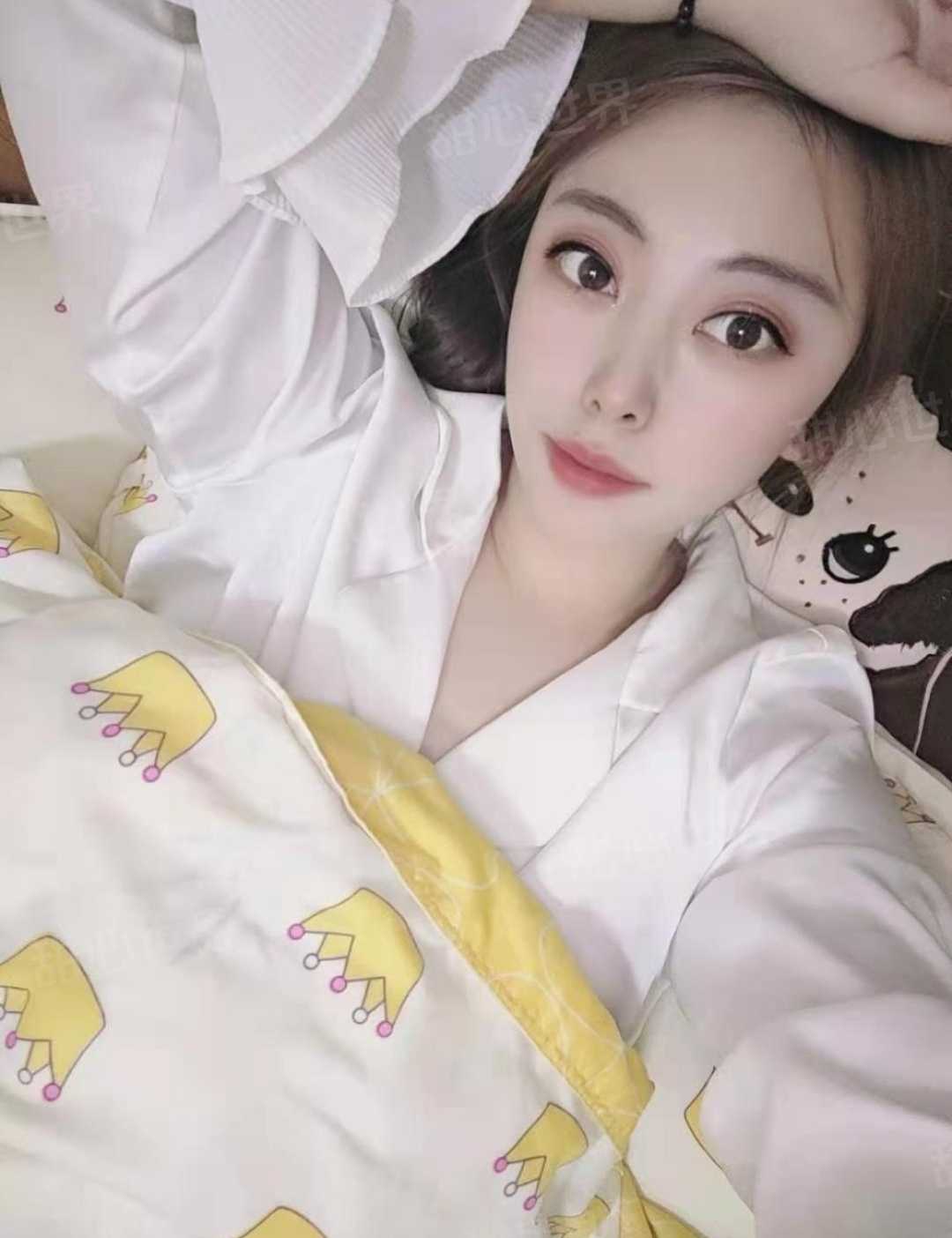 朋友分享的一个不错的妹子，人美b肥