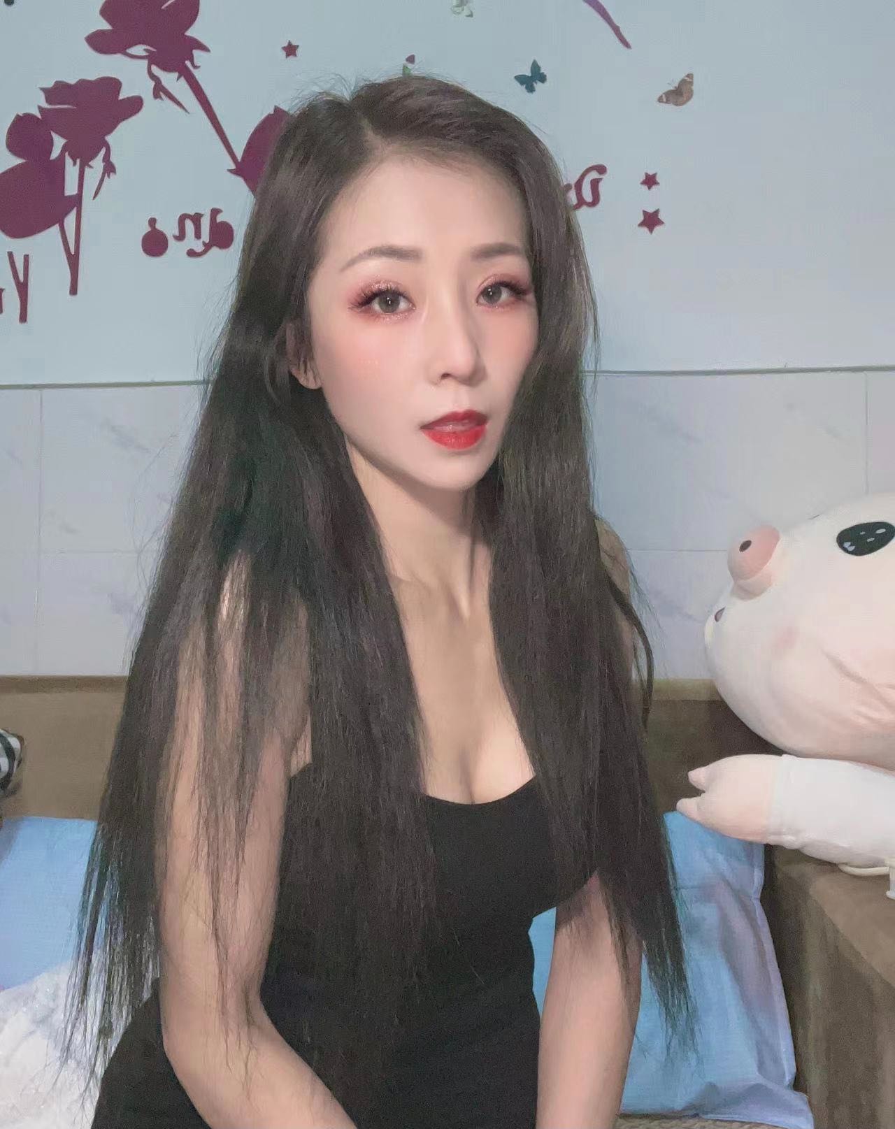 龙华诗诗少女，初次下海，兼职，本职工作是做化妆的