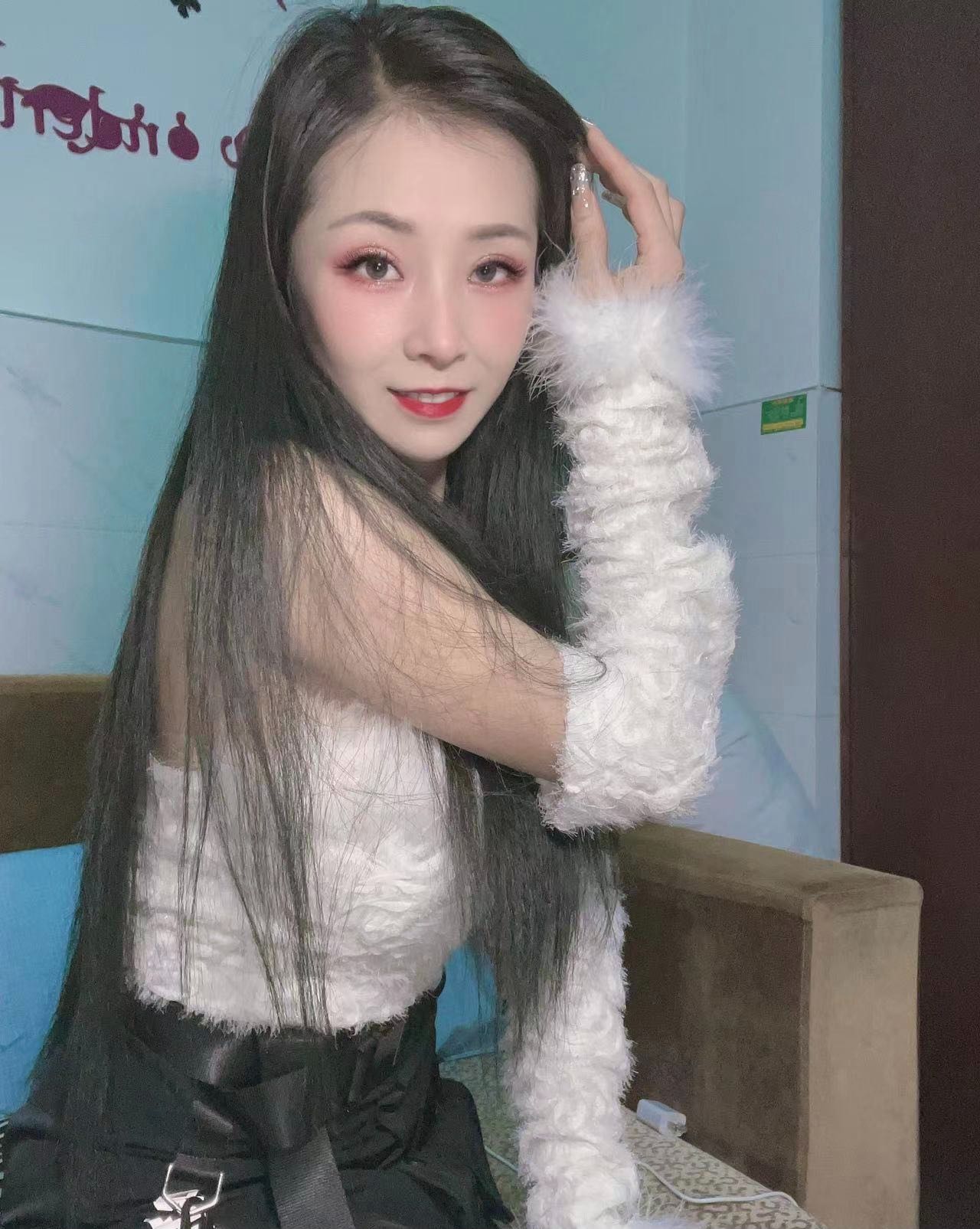 龙华诗诗少女，初次下海，兼职，本职工作是做化妆的