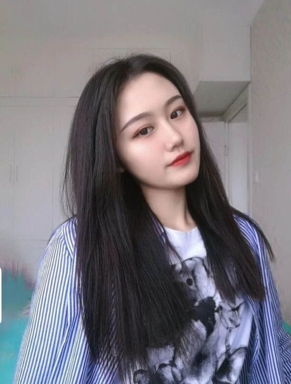 汉口租房的兼职年轻妹儿，白花花的大腿舔了又舔