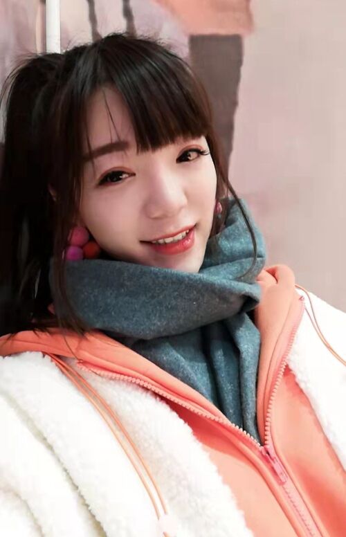 下面紧嫩的年轻妹子
