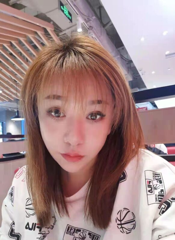 微微，Sao货一个，奶头居然还是粉色的