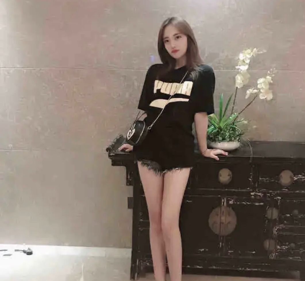 超嫩学生妹，刚出来没多久