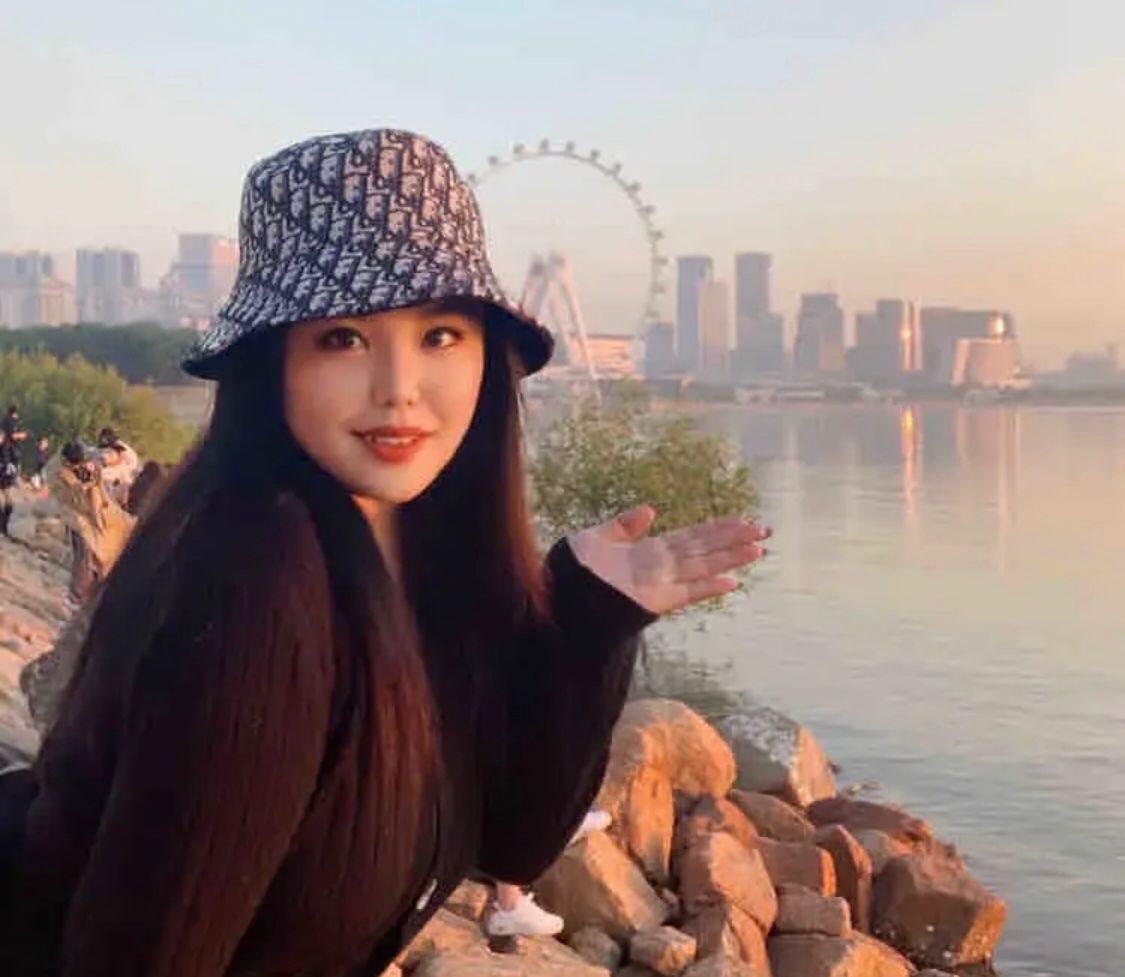 奶子又大又白，各种姿势有花活