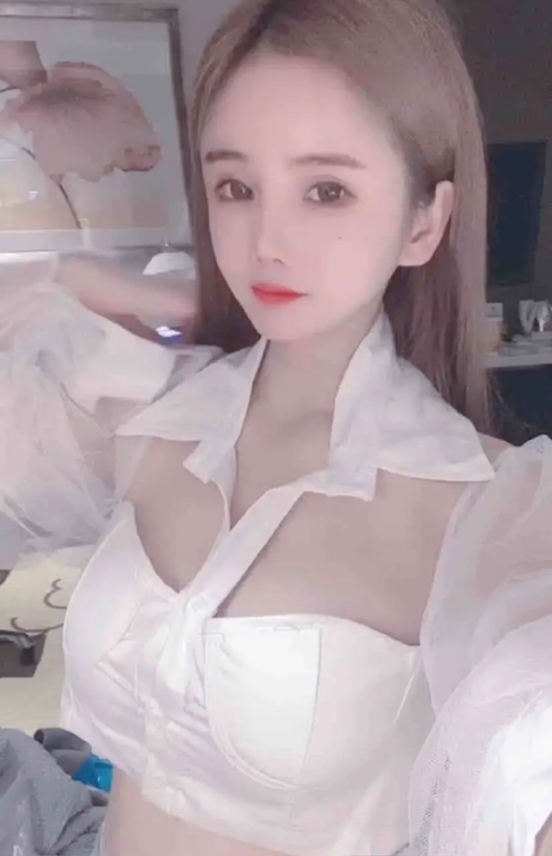 胸超级白超级大的妹子