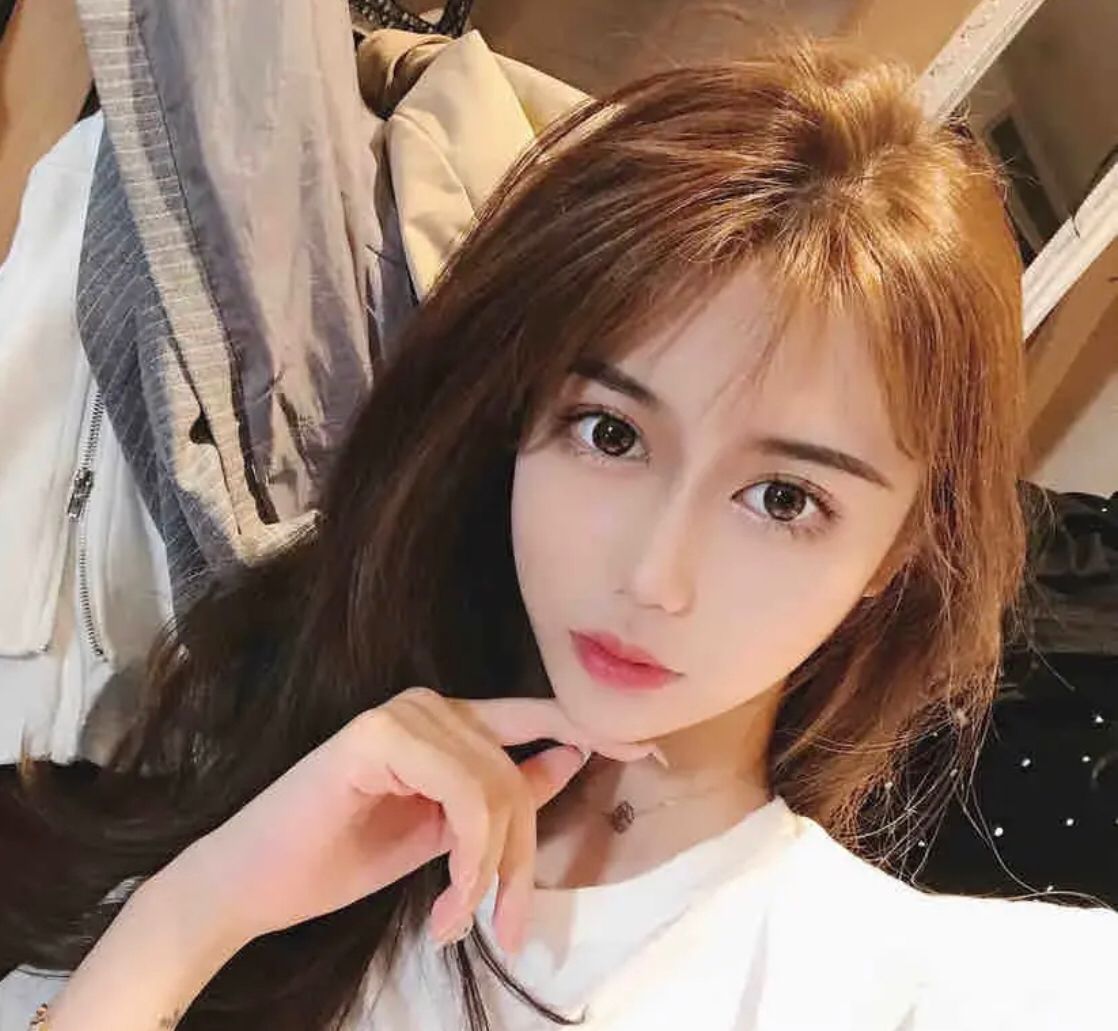 脸蛋精致，身材超好的妹子