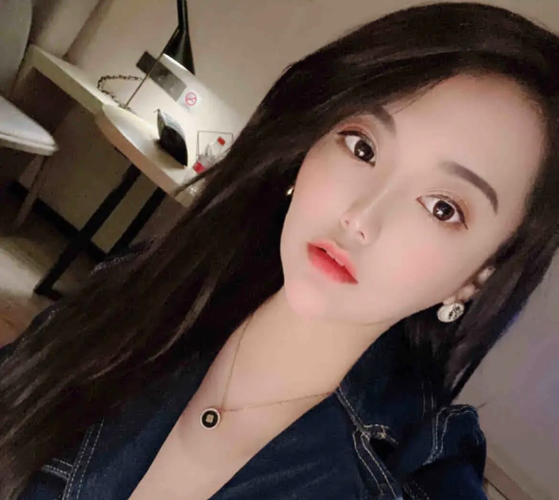 胸很大颜值很不错的妞子