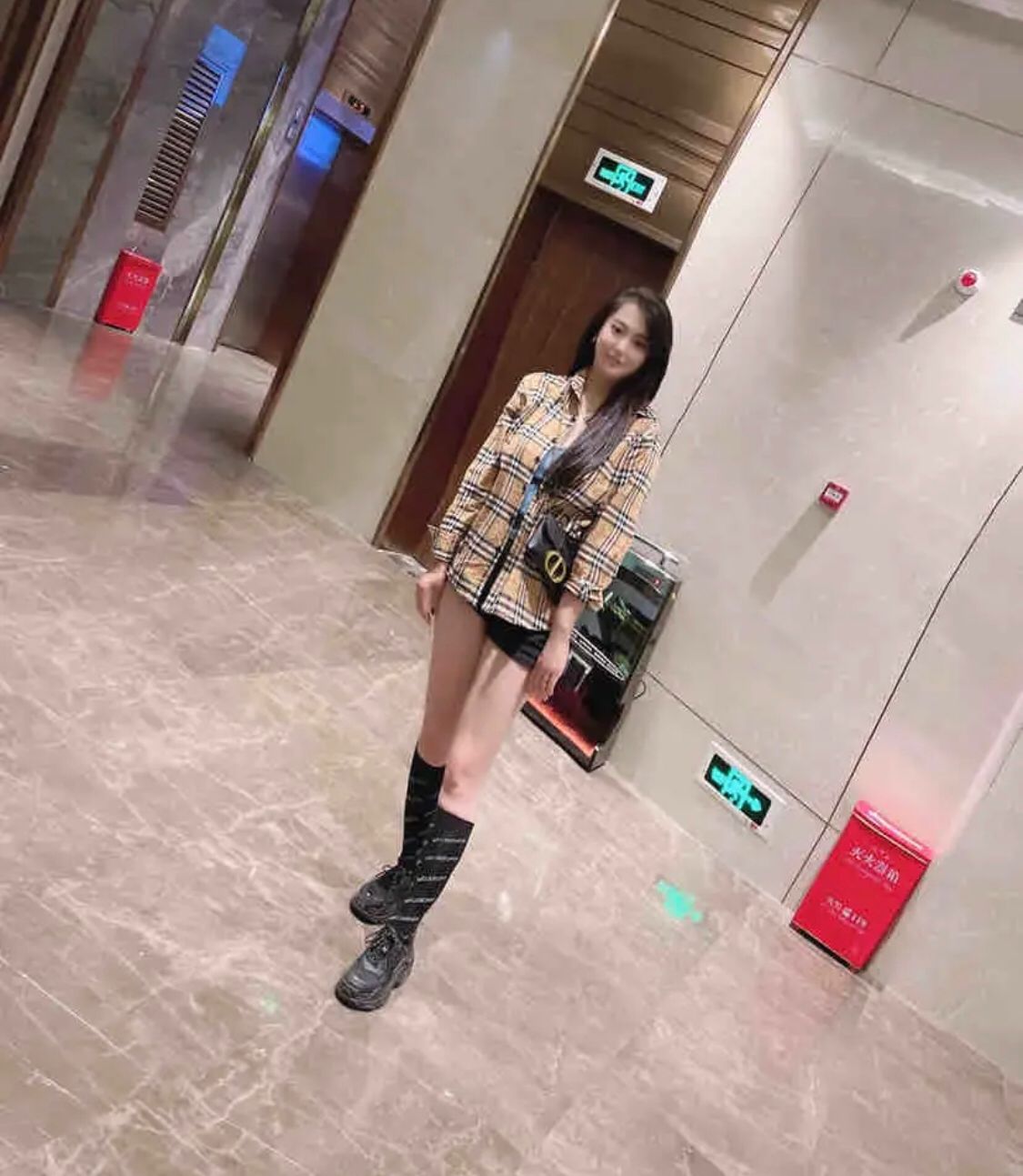 胸很大颜值很不错的妞子