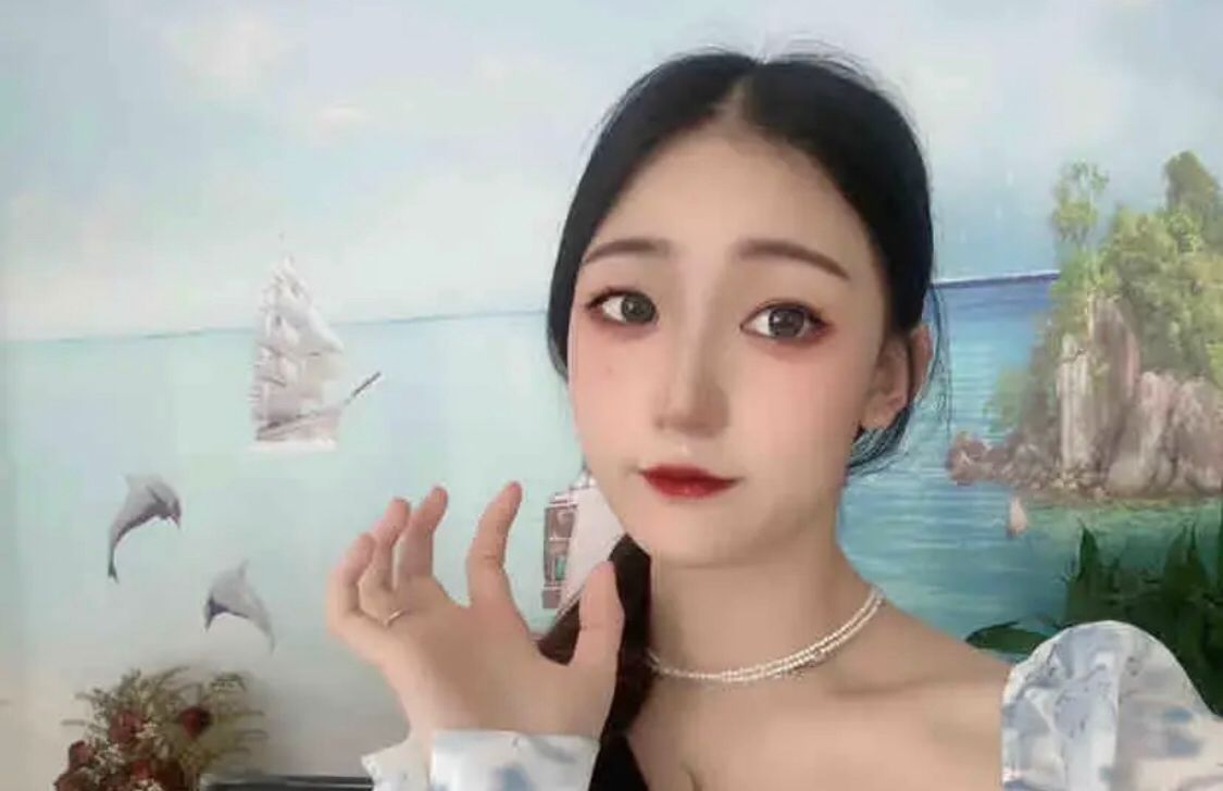 胸很大的一个妹子