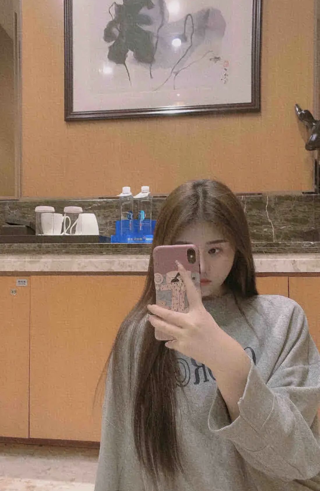 皮肤很白的妹子