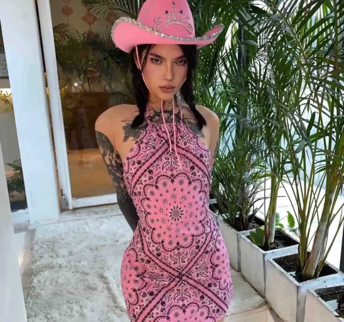 纹身很性感的妹子