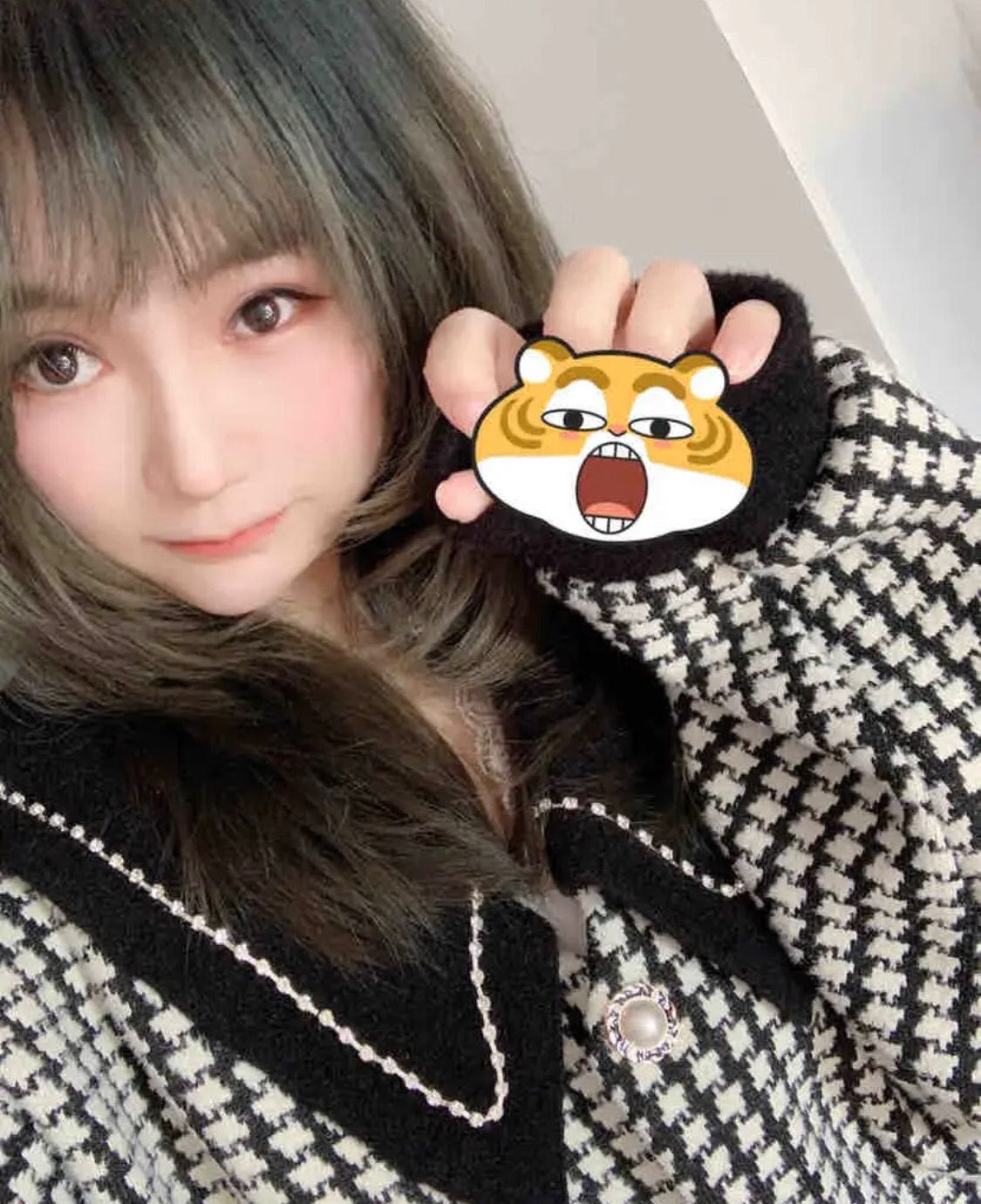 很主动的妹子，黑丝很多。