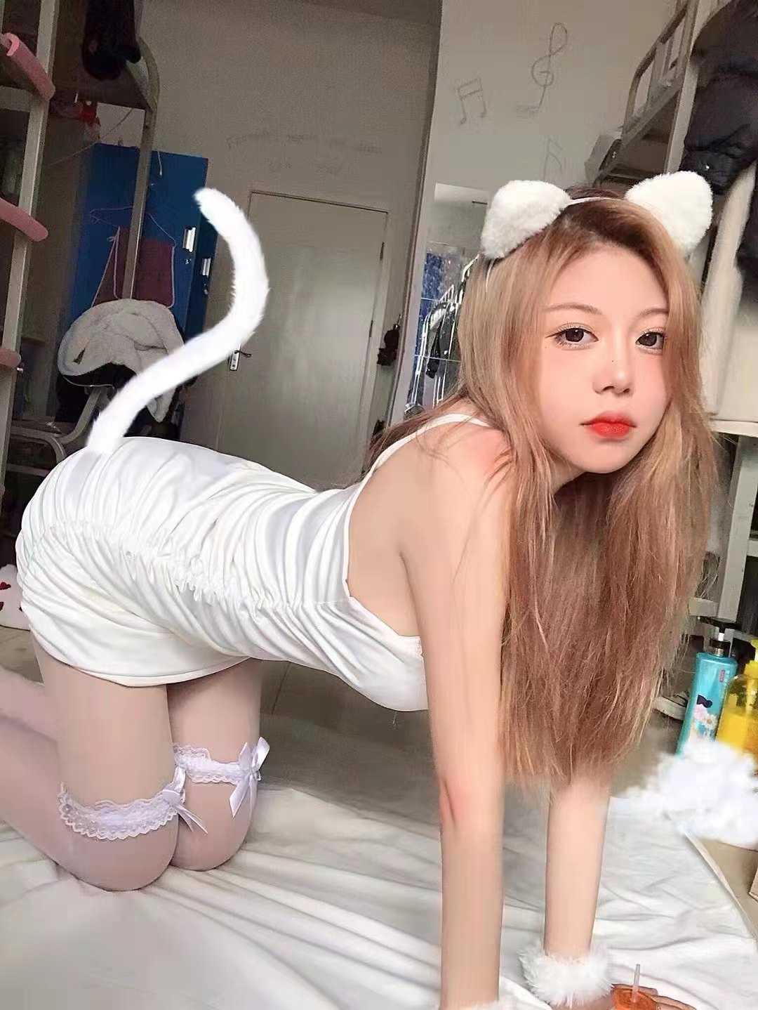 21岁的小姐姐，胸大屁股翘