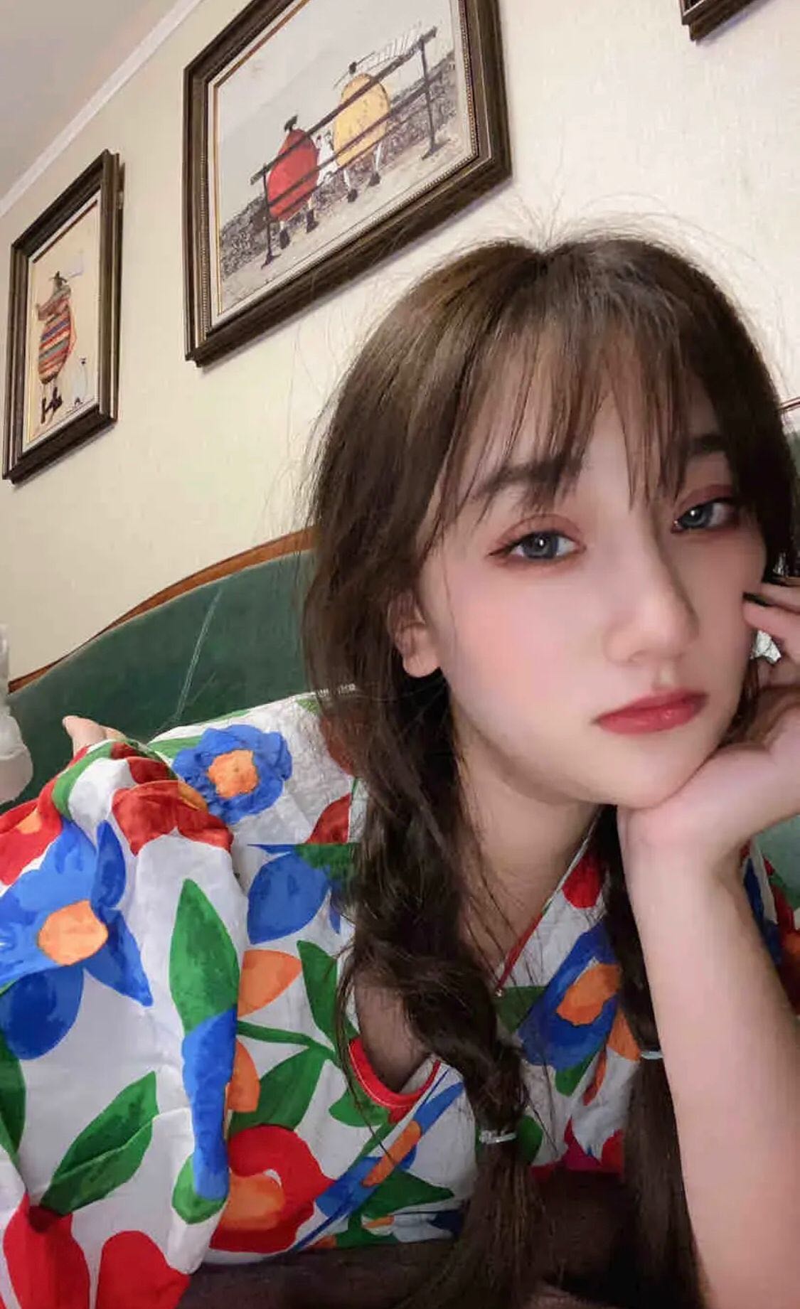 眼神超级勾魂的妹子