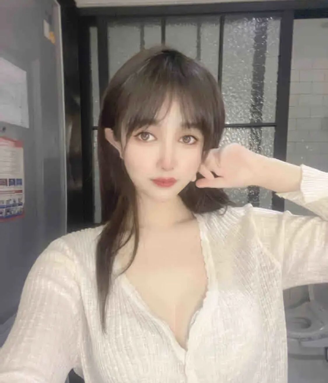 一个工具f罩杯妹妹不错皮肤好。