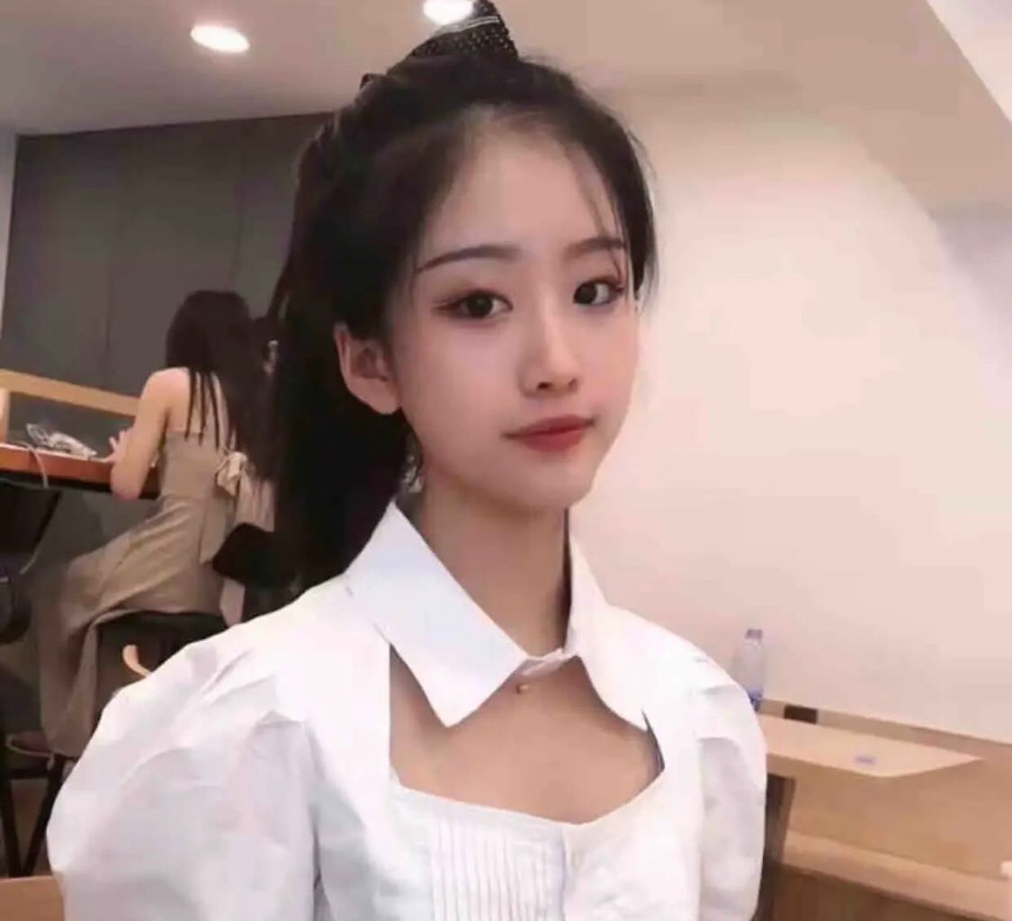 颜值很高的兼职小妹