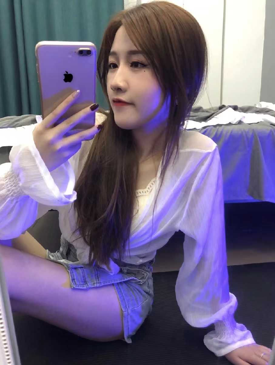 性感小野猫，有纹身，介意的哥哥勿扰。