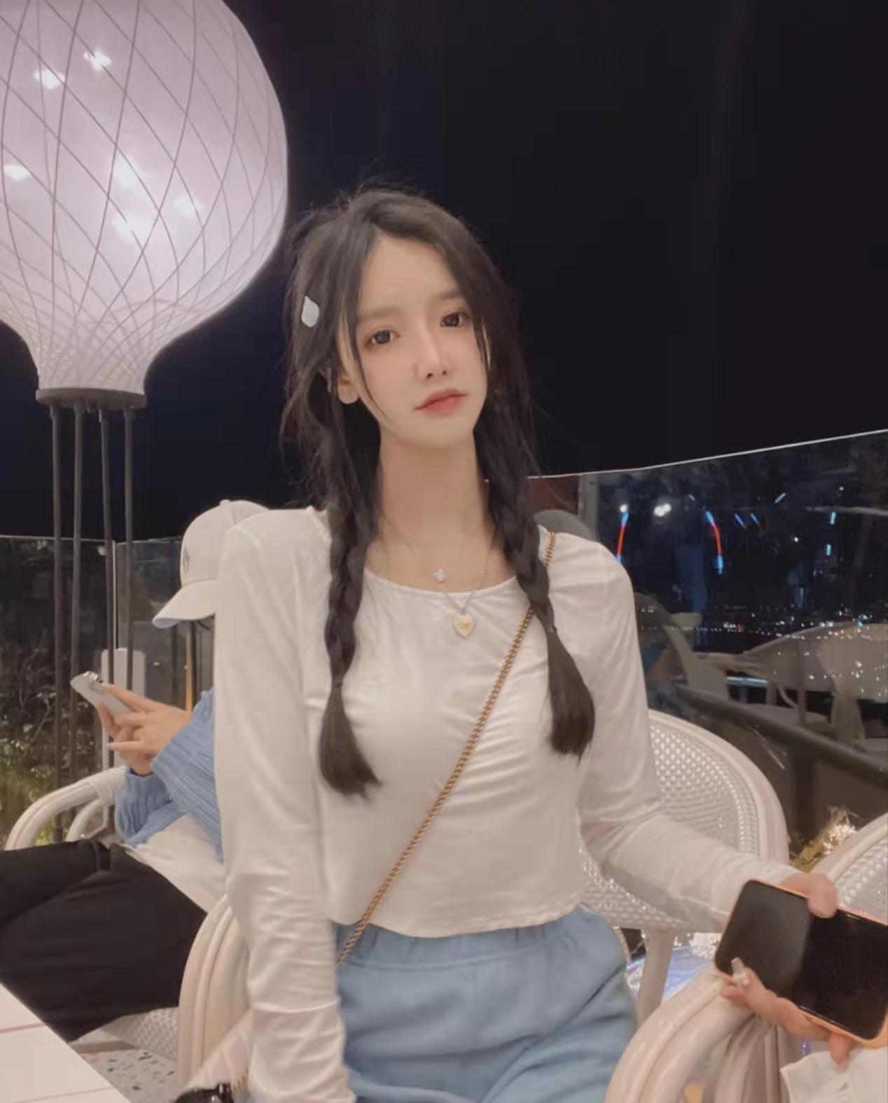 年轻 漂亮 大长腿 让人看着就有欲望