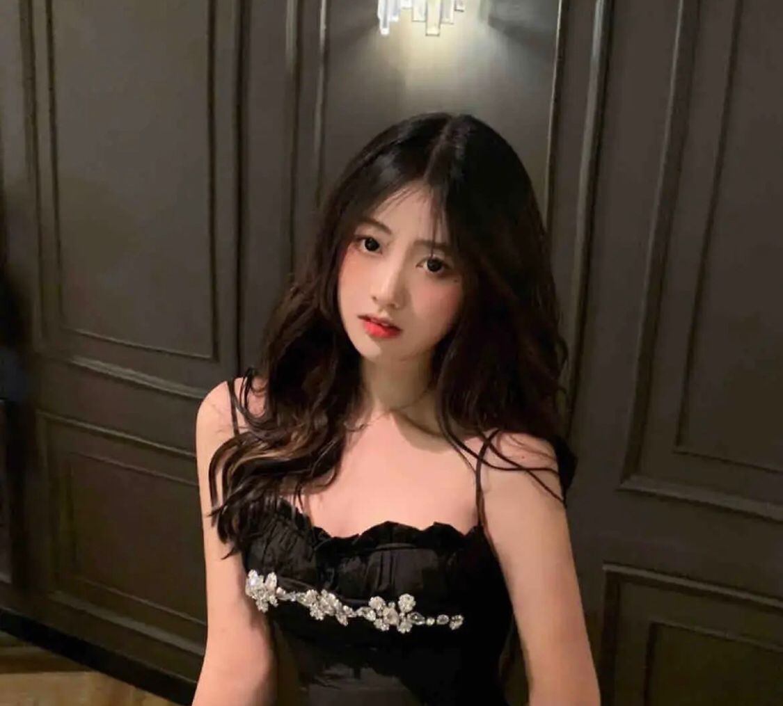 很健谈的小女孩