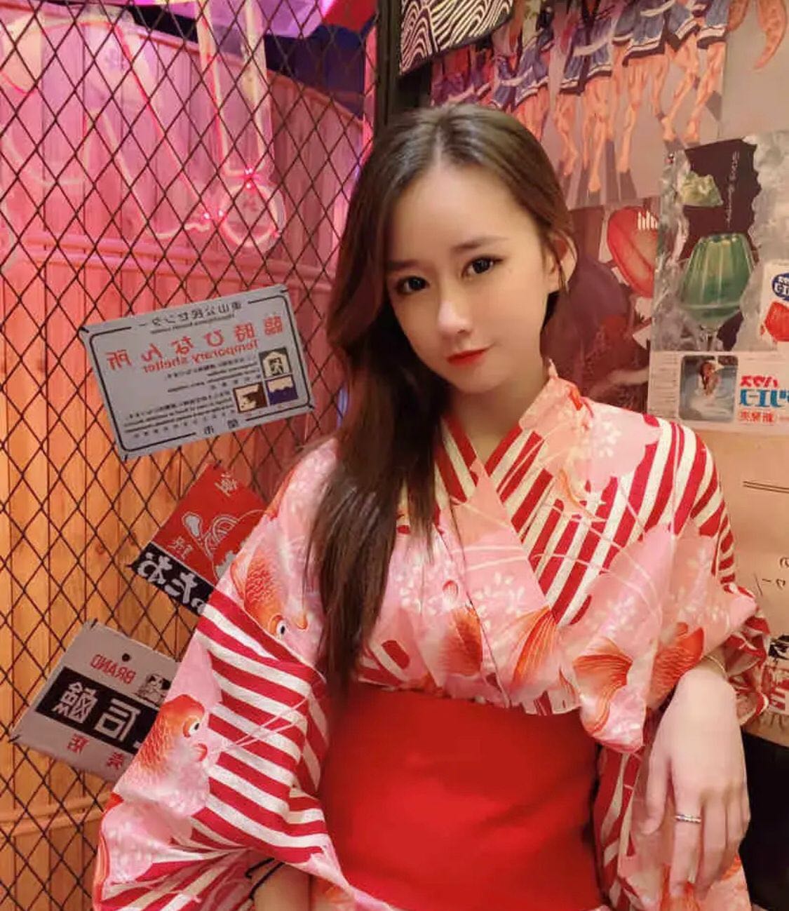 有纹身的大胸妹子