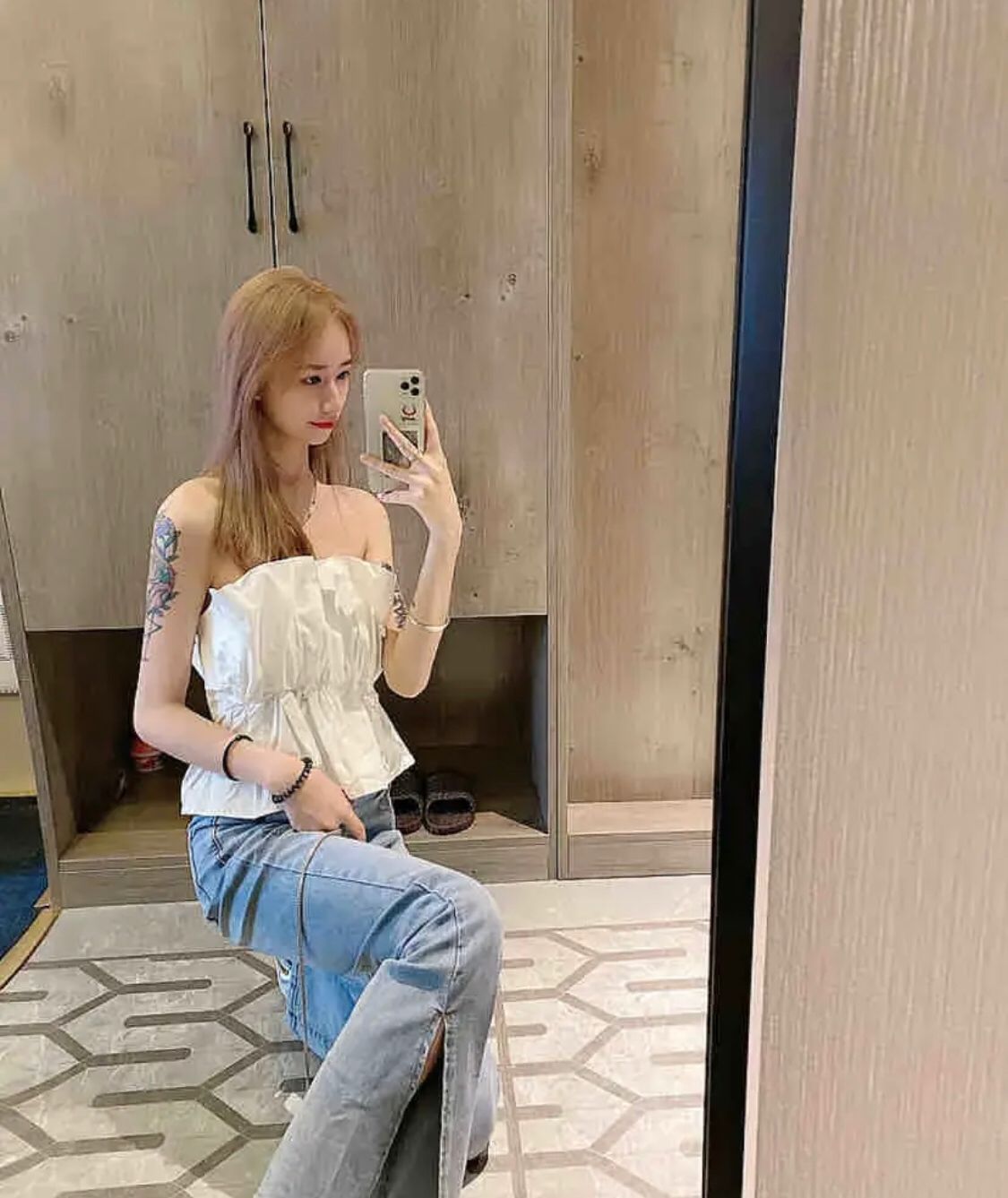 有纹身的大胸妹子