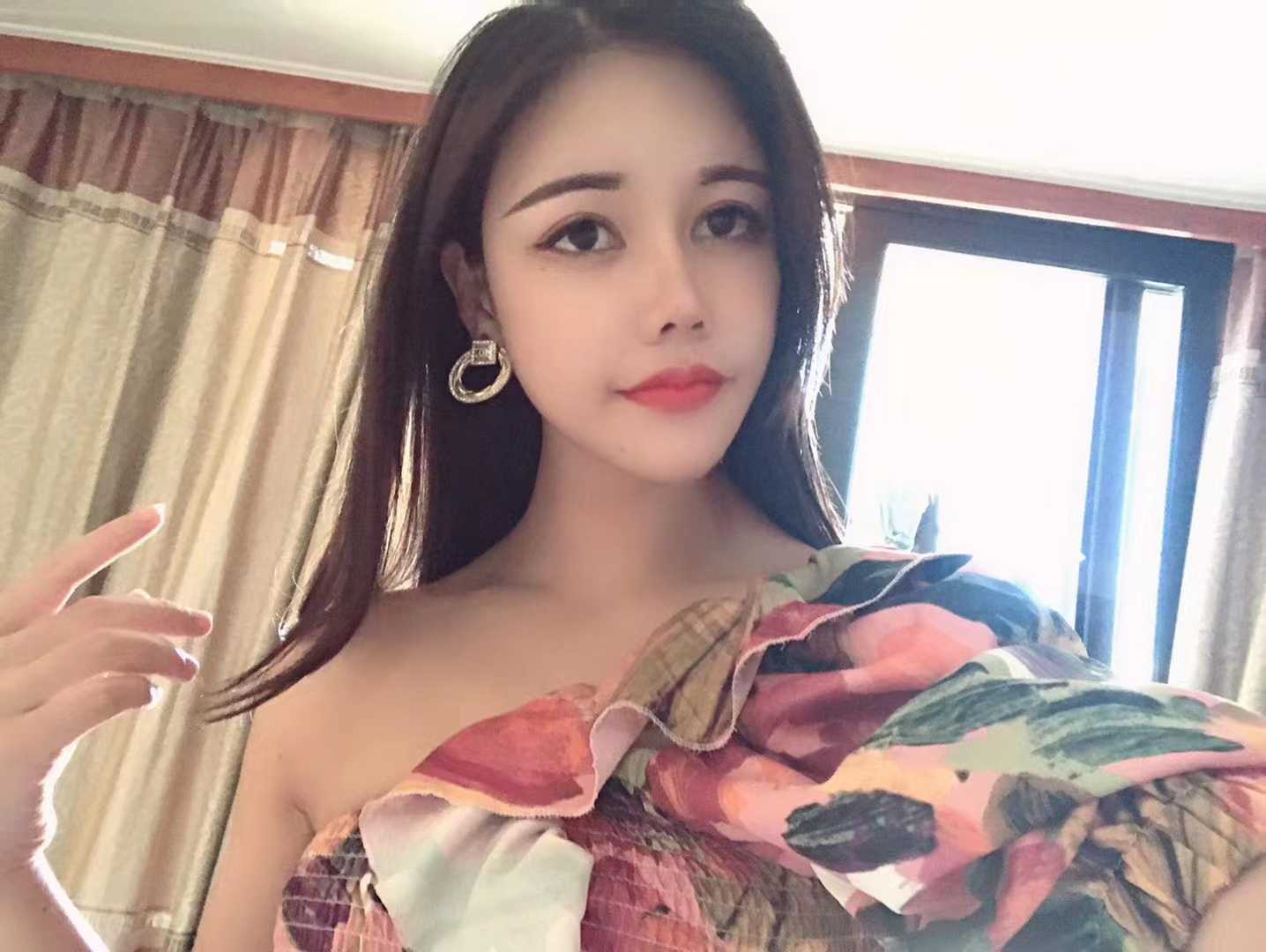 好像东南亚那边的美女，好有气质