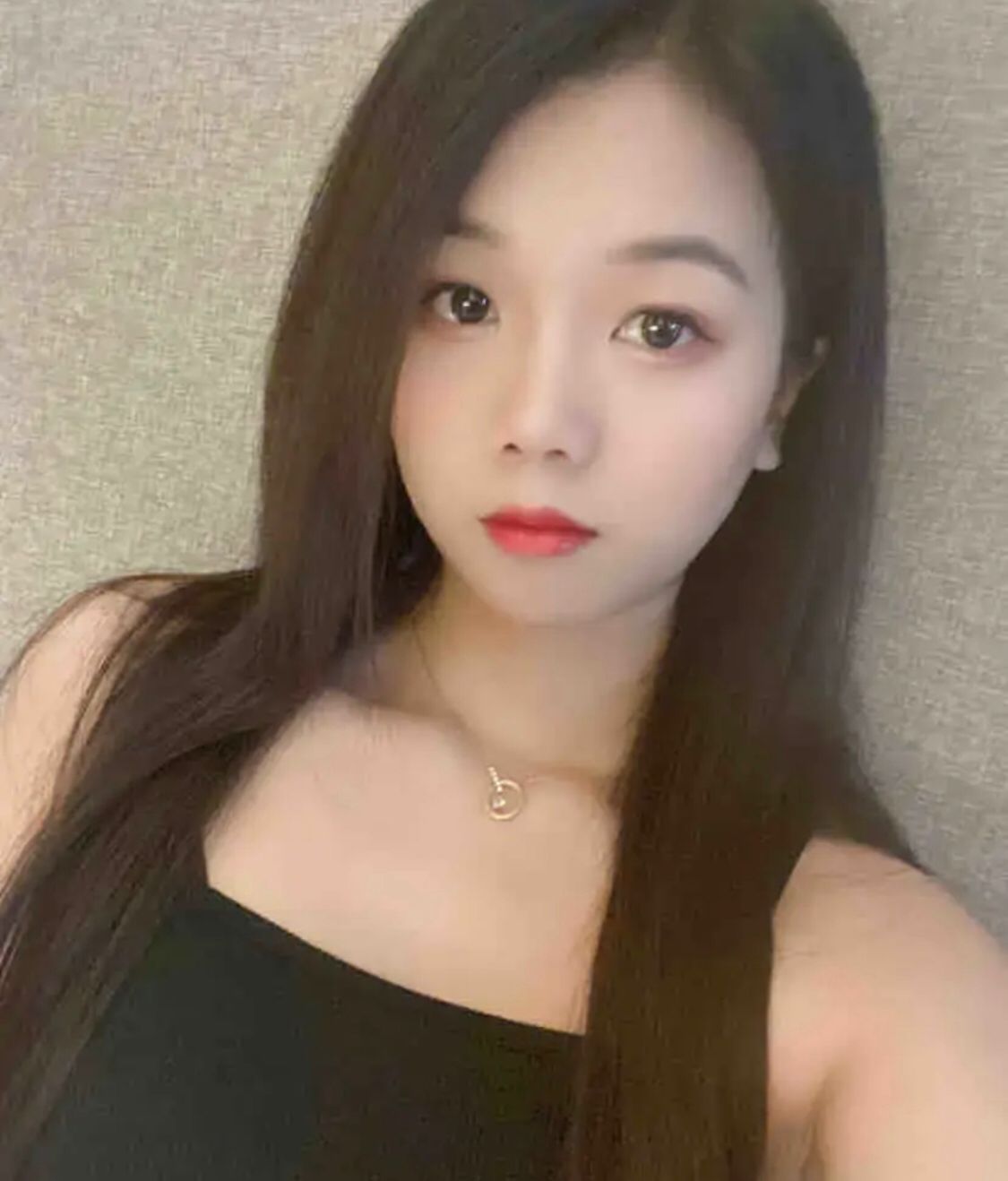 热情大方漂亮女孩