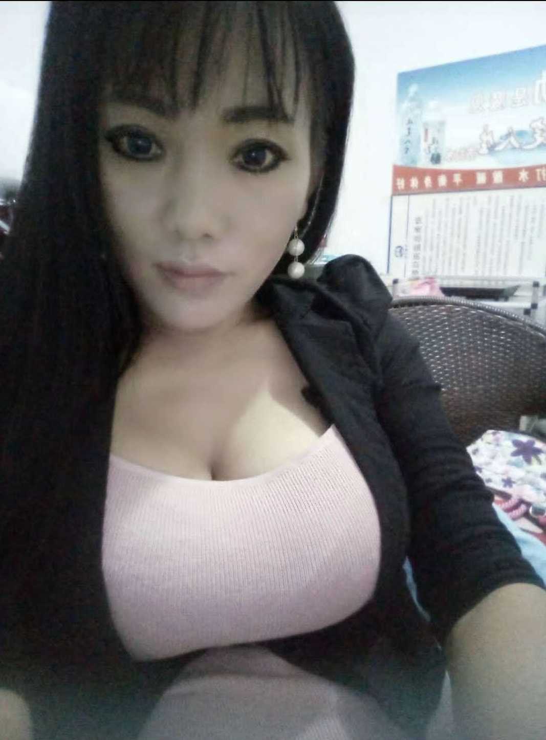 大胸少妇,长相一般,但是服务态度很好,最关键的胸大