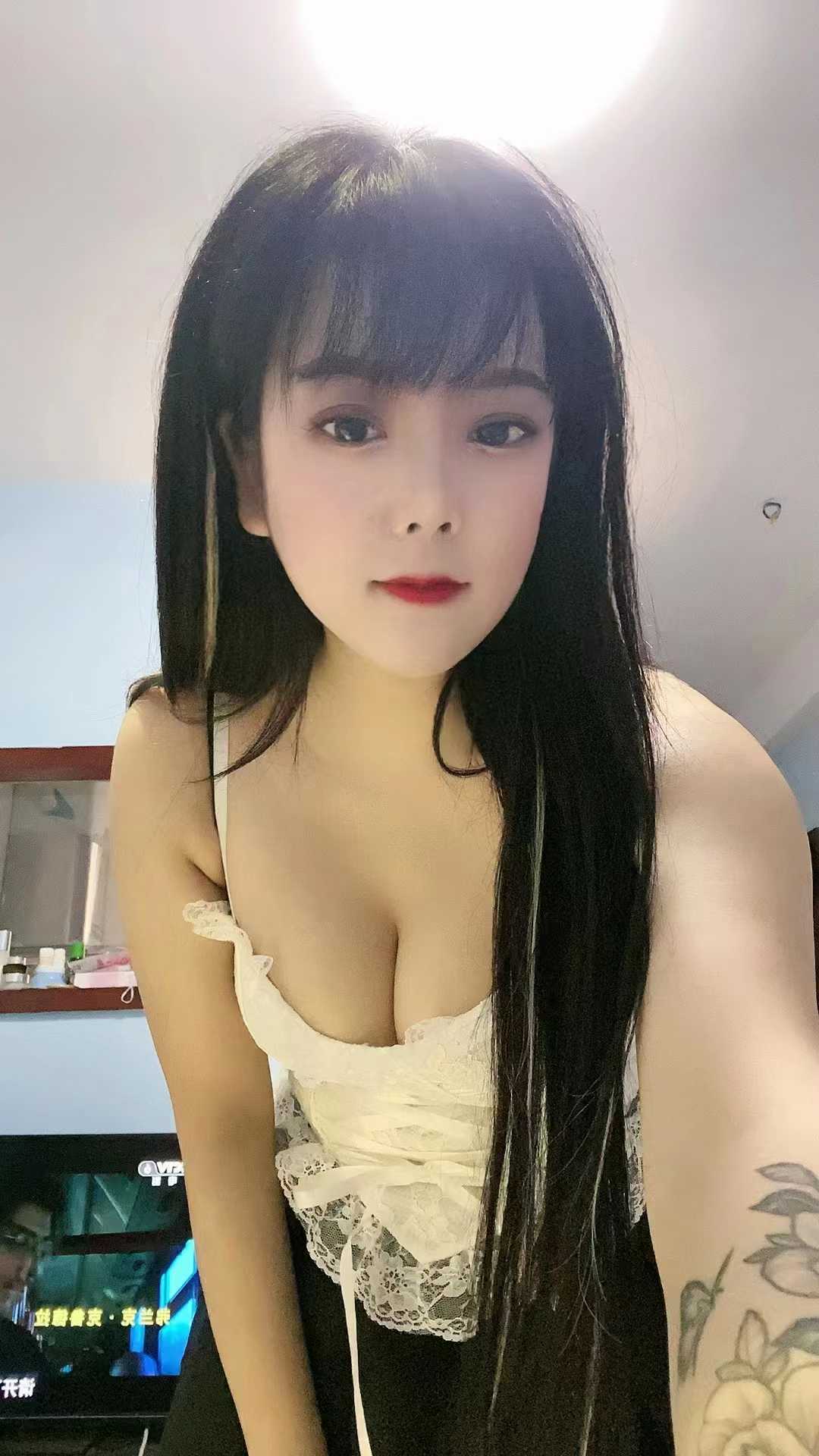 大奶纹身小妹儿