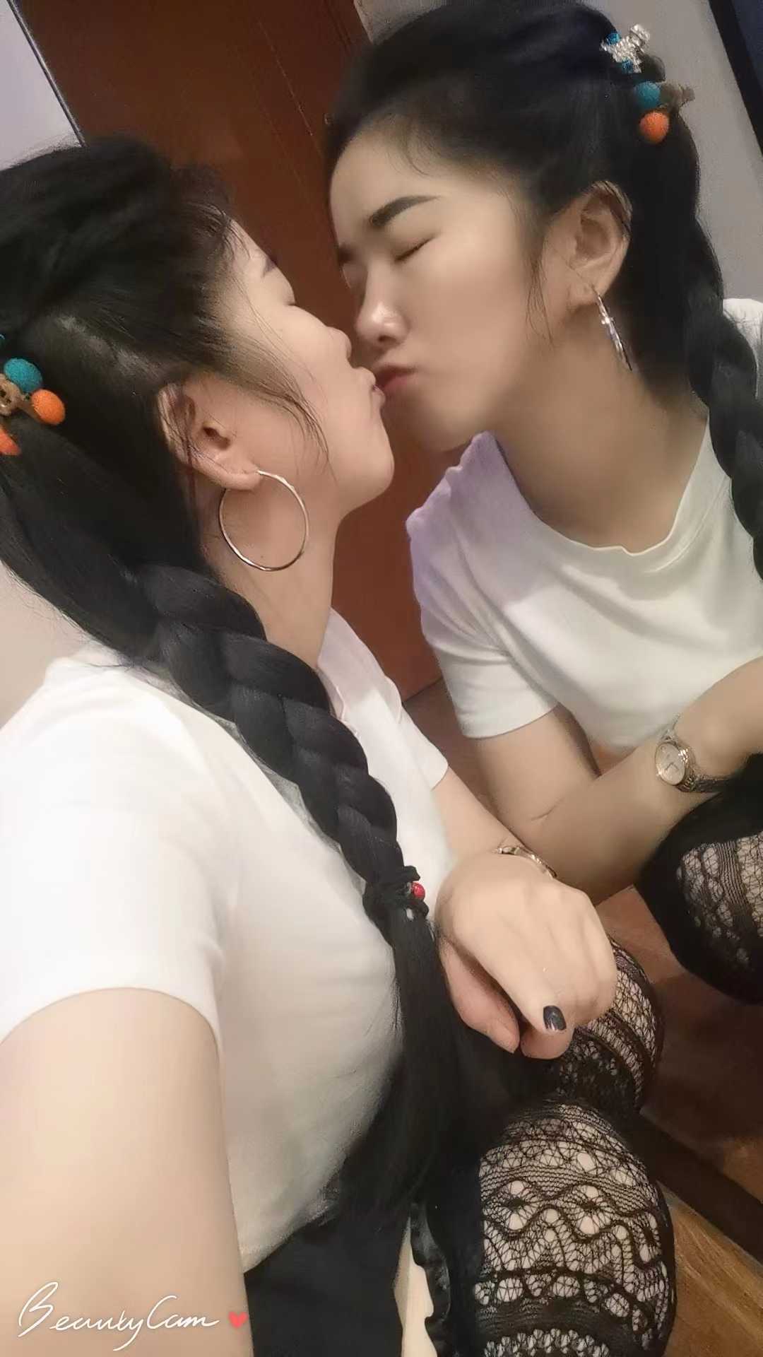 玩的很开的小姐姐