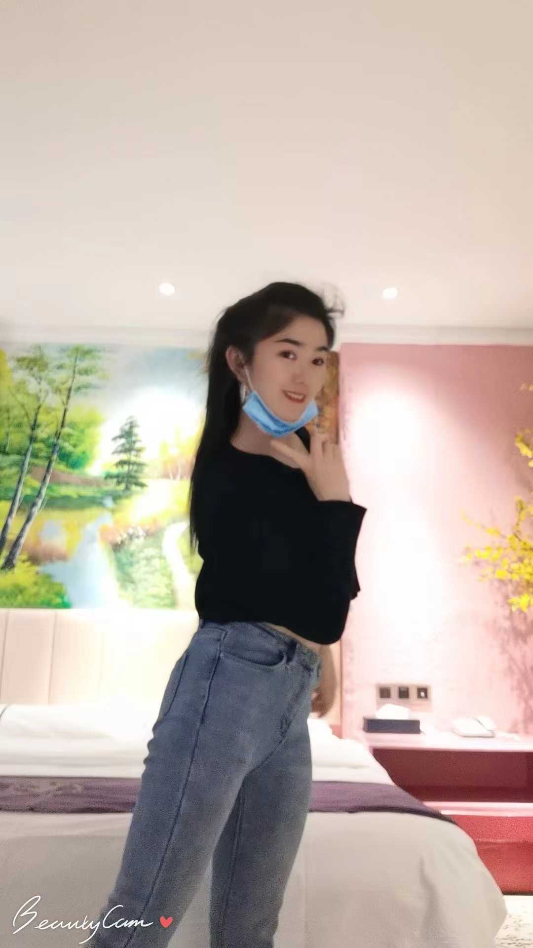 玩的很开的小姐姐