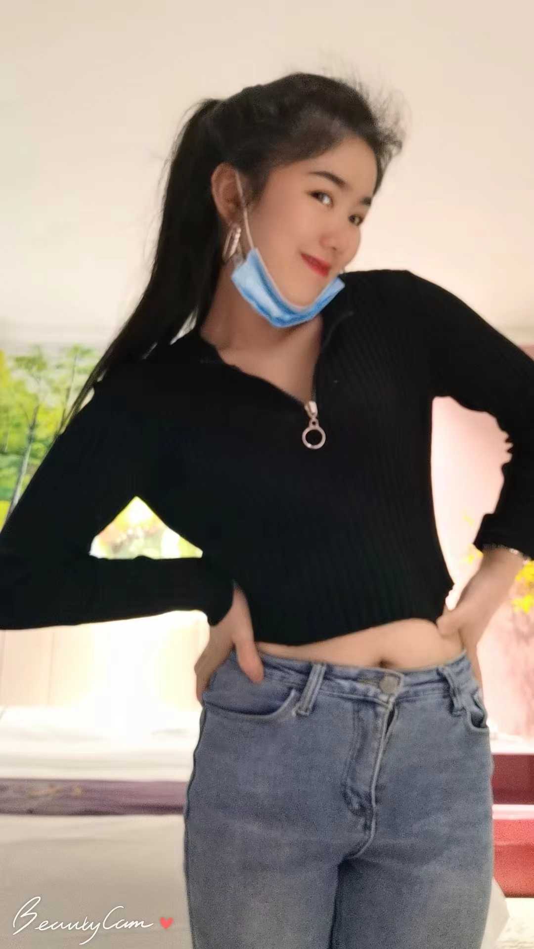 玩的很开的小姐姐