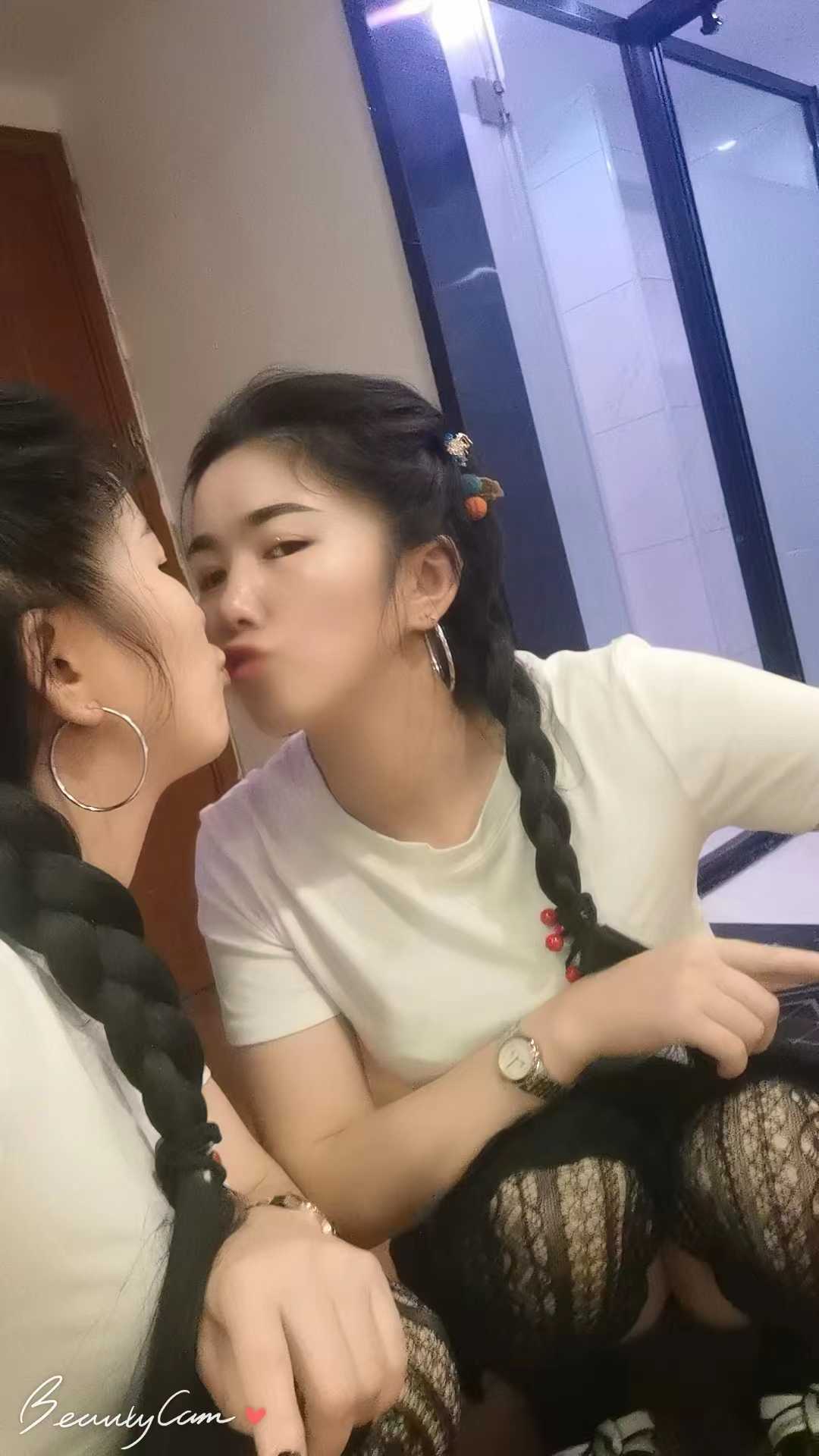 玩的很开的小姐姐