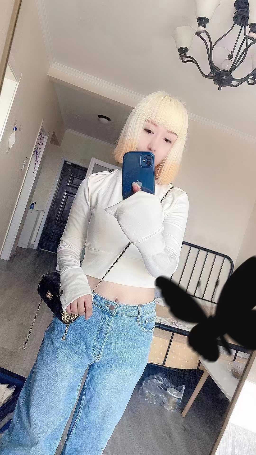 性感的金发兼职小妹