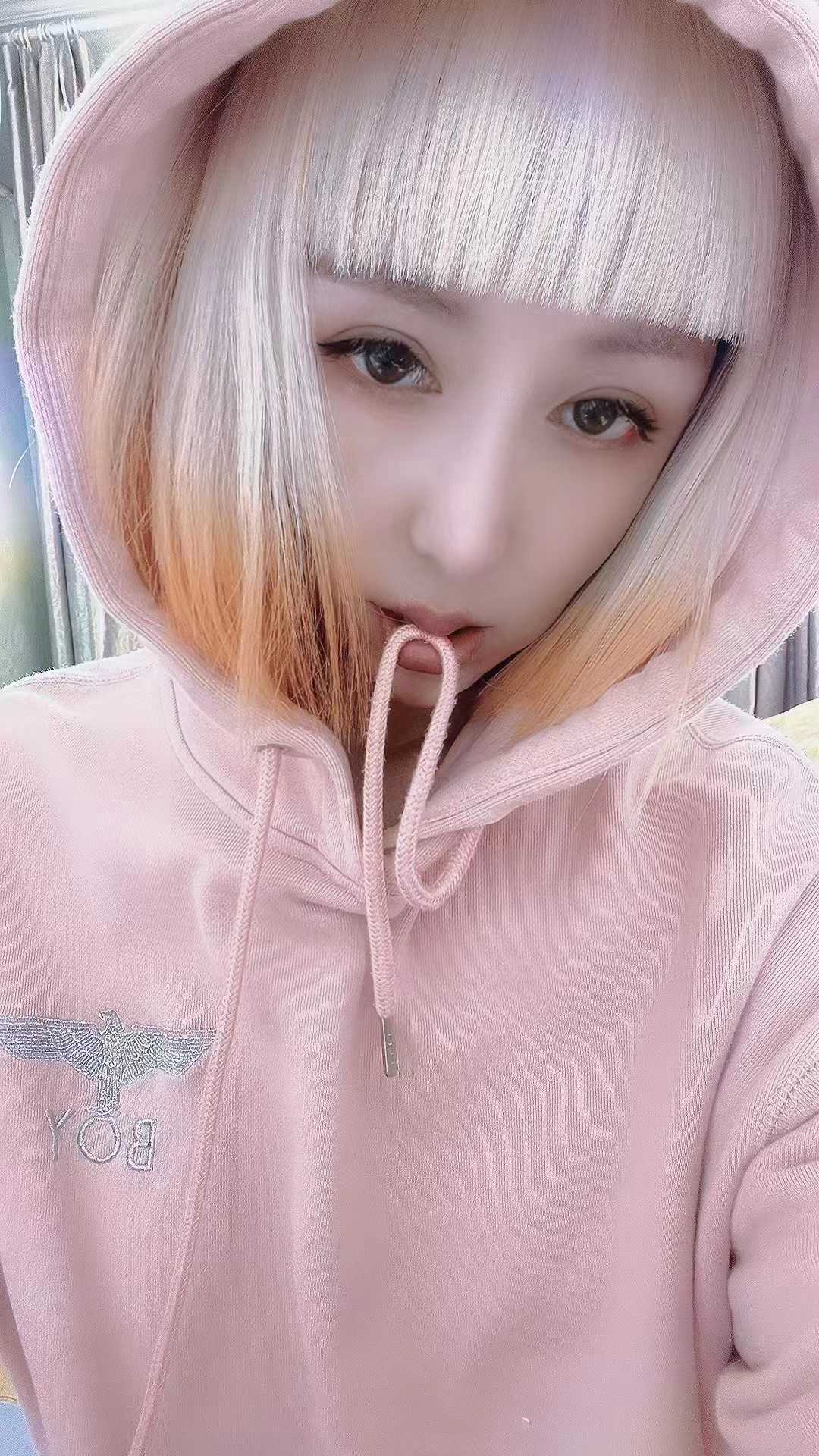 性感的金发兼职小妹