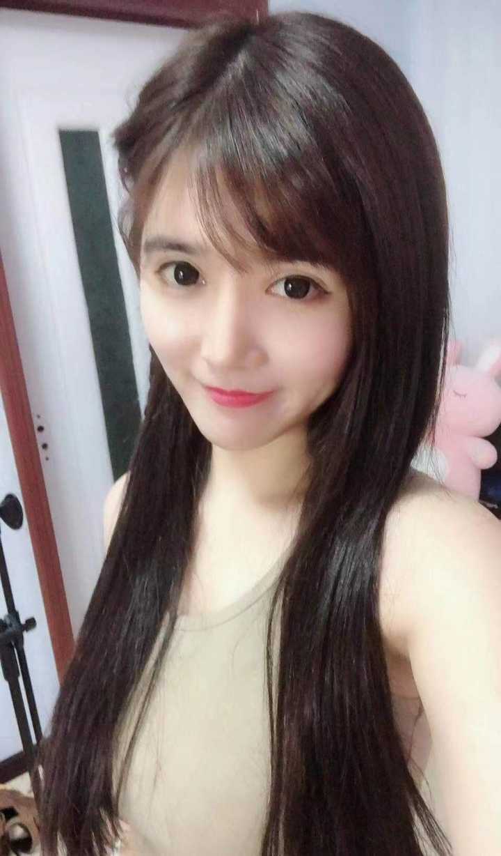 大眼大胸美女小姐姐