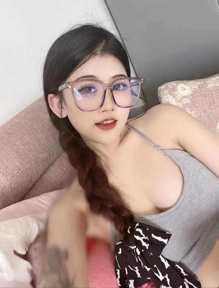 风Sao纹身眼镜妹