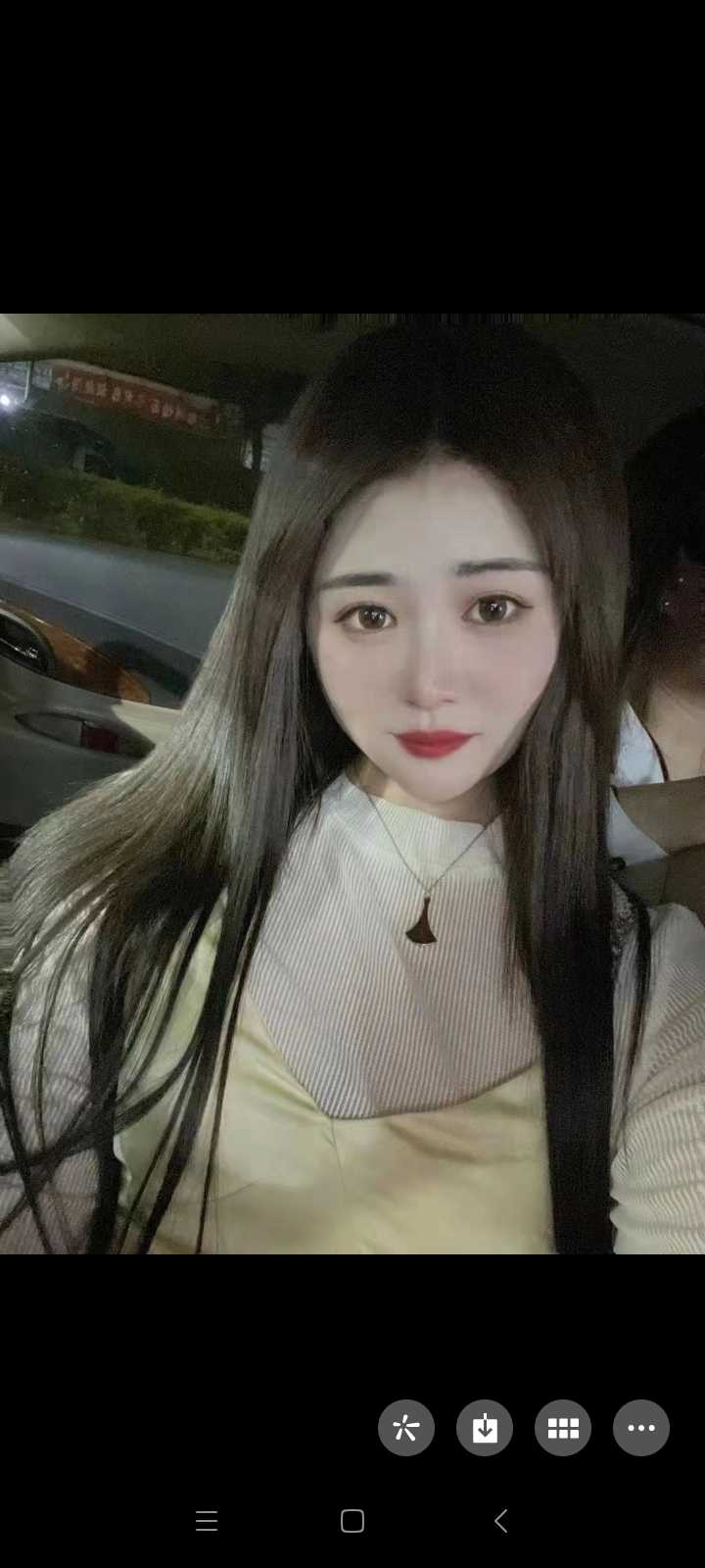 胸大腿长的年轻妹子