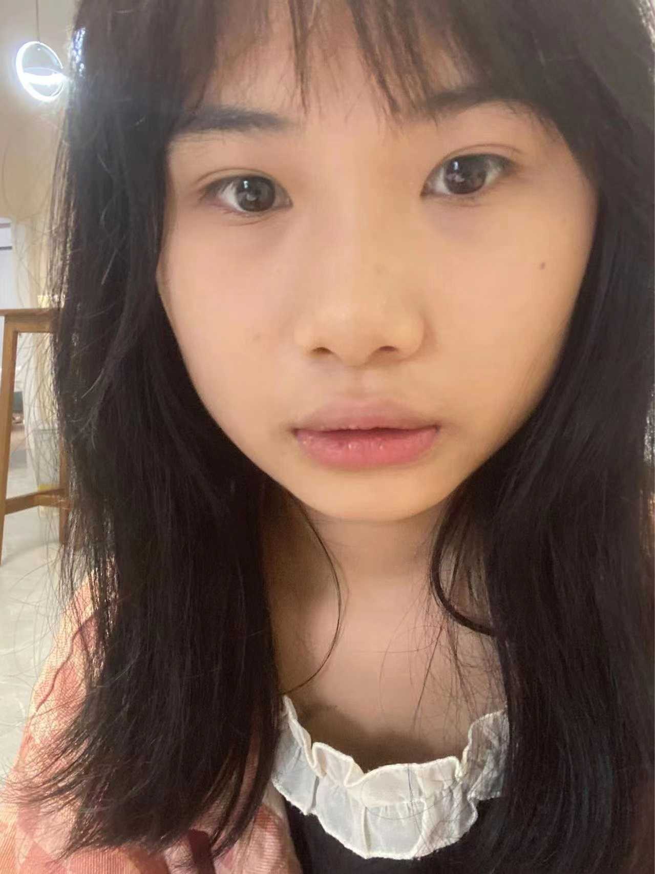 年轻的眼镜小妹儿