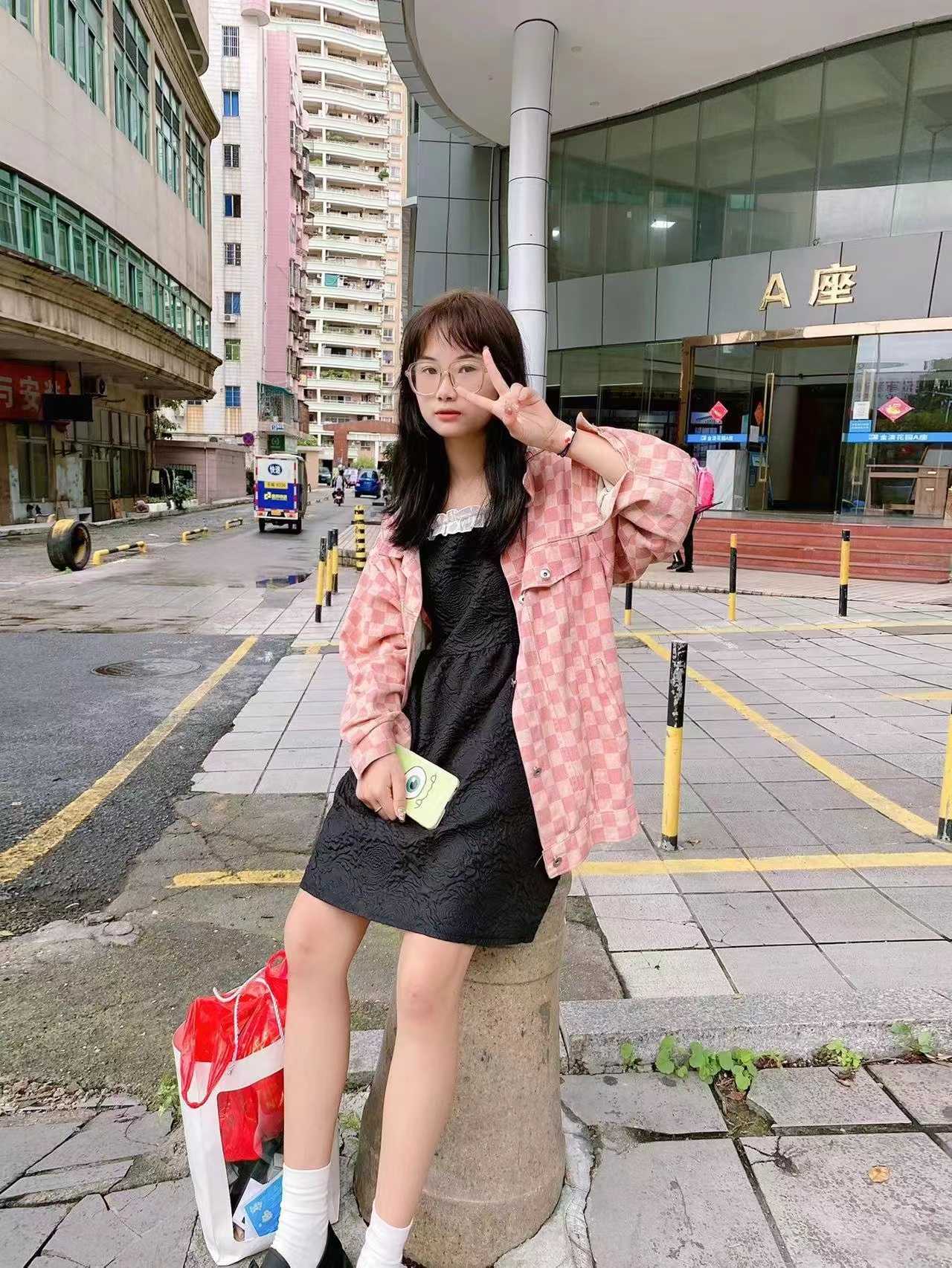 年轻的眼镜小妹儿