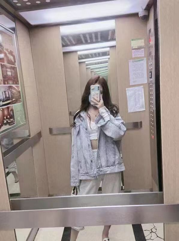 丰满的年轻妹子