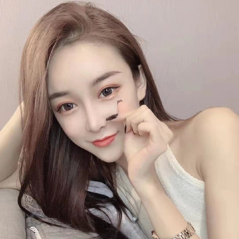 挺年轻的妹子，奶子也够大