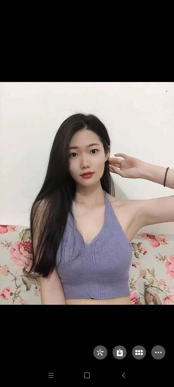 胸大火辣的小姐姐