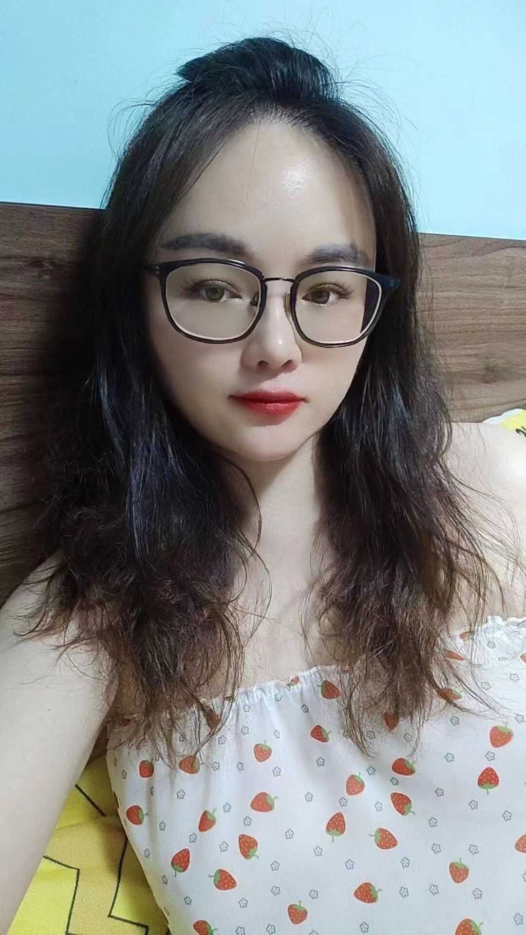 可爱的眼镜儿妹