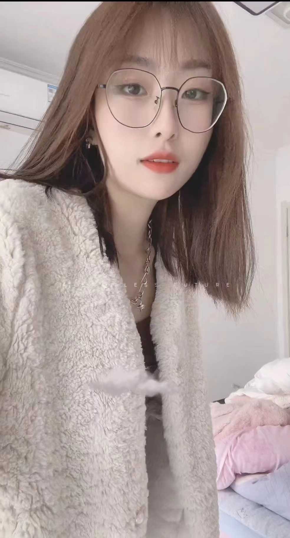 清纯可爱耐看的眼镜妹儿